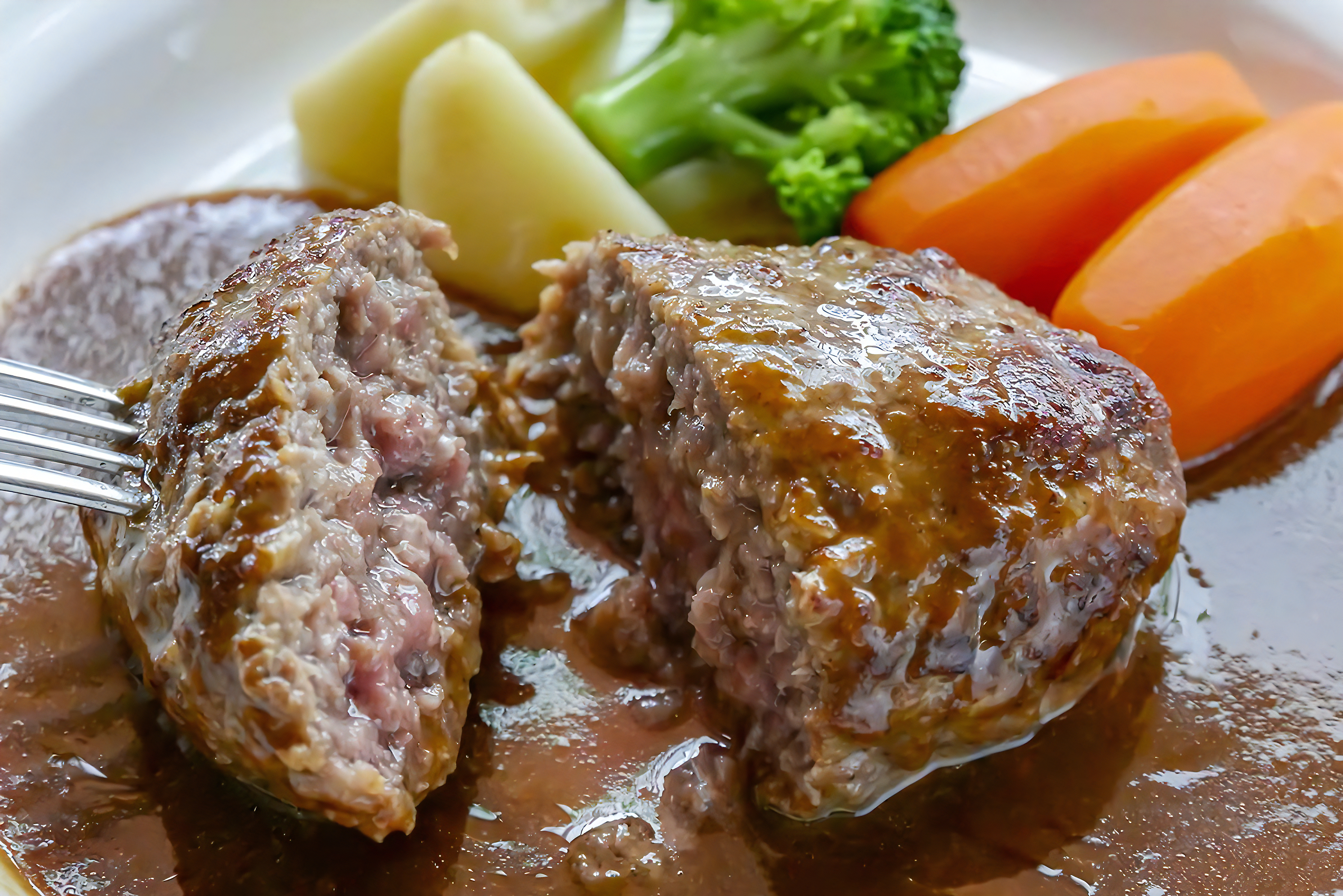 肉汁あふれる手ごねハンバーグ