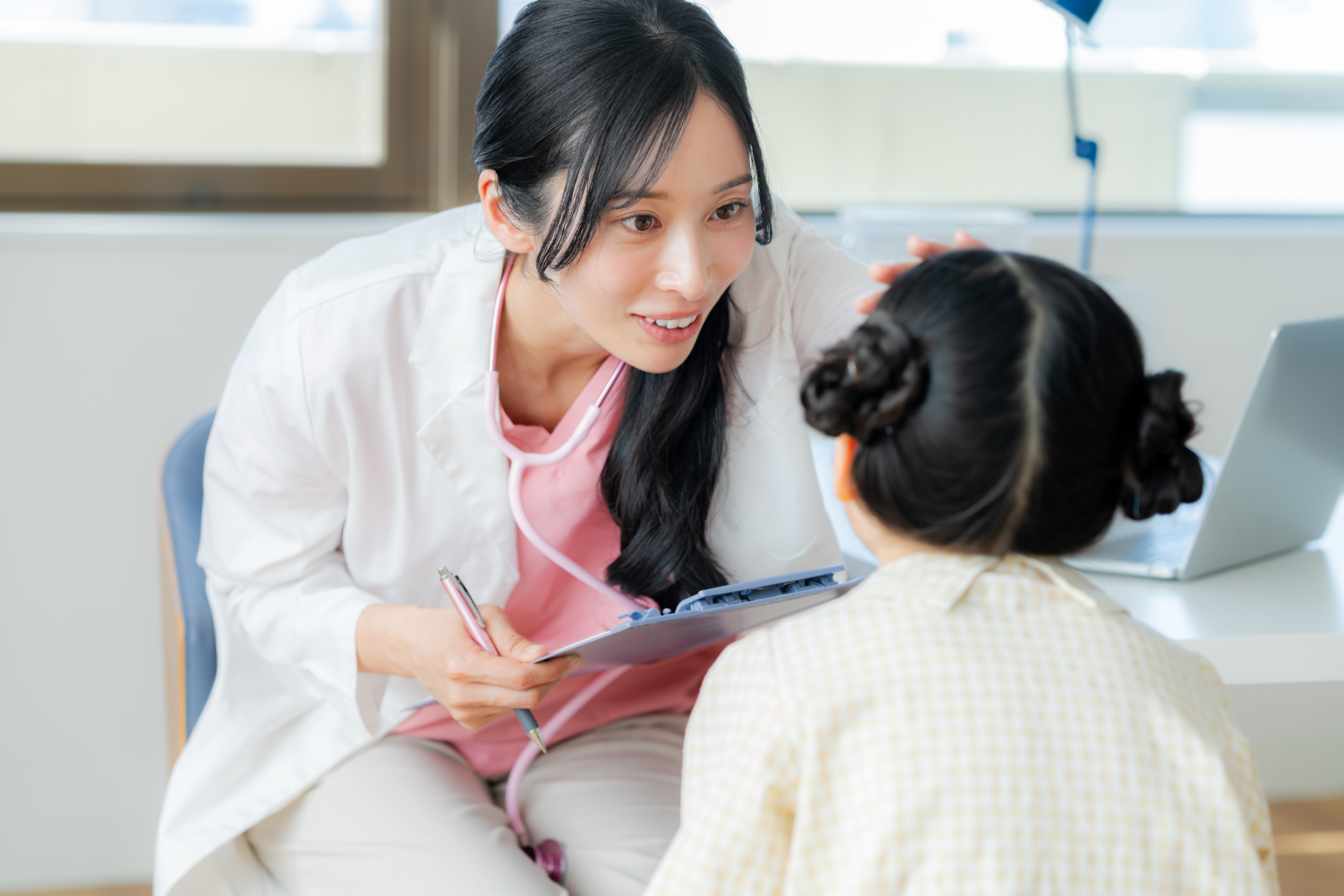 先生と子どもの診察