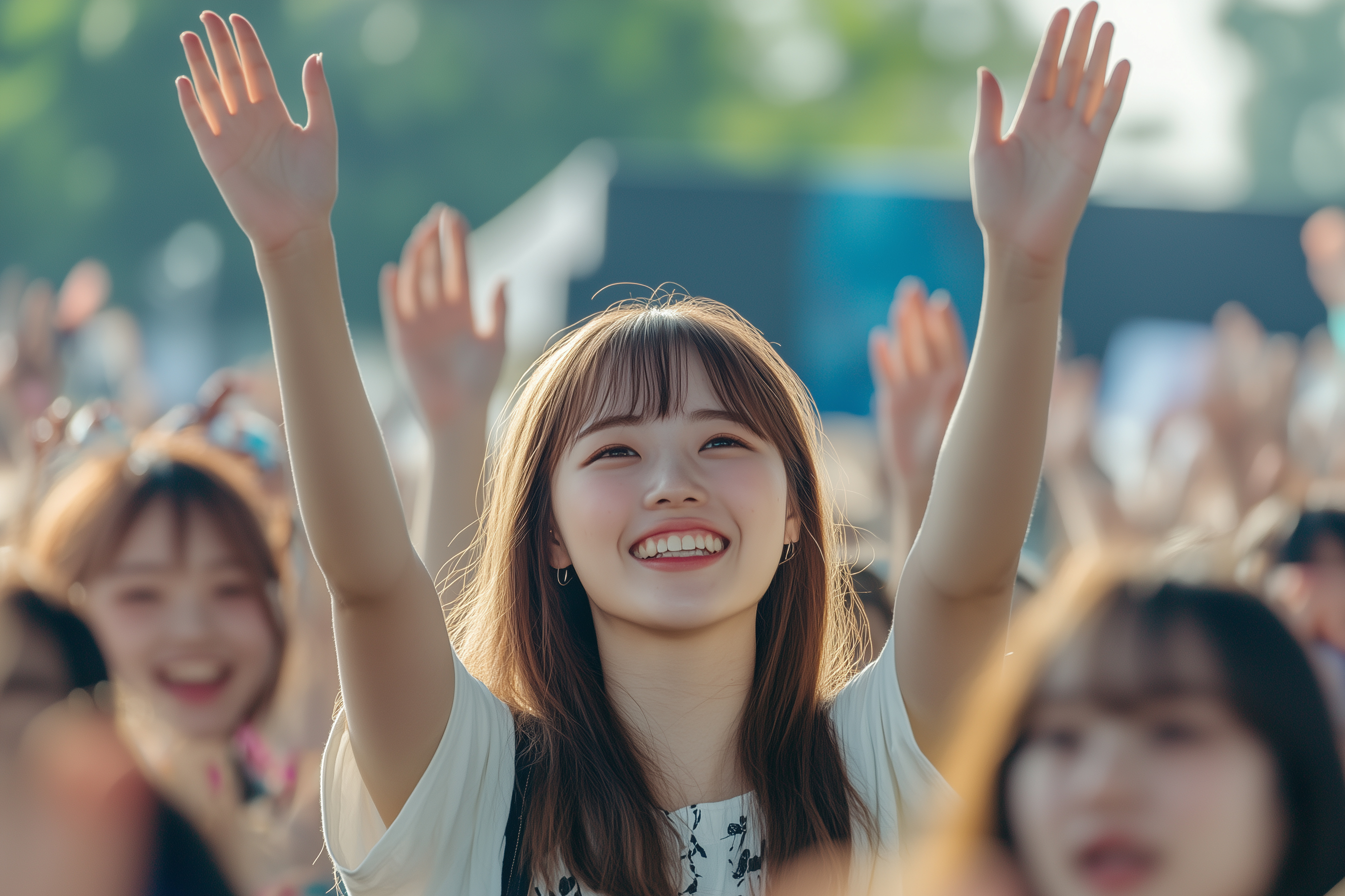 野外フェスで手を挙げる来場者