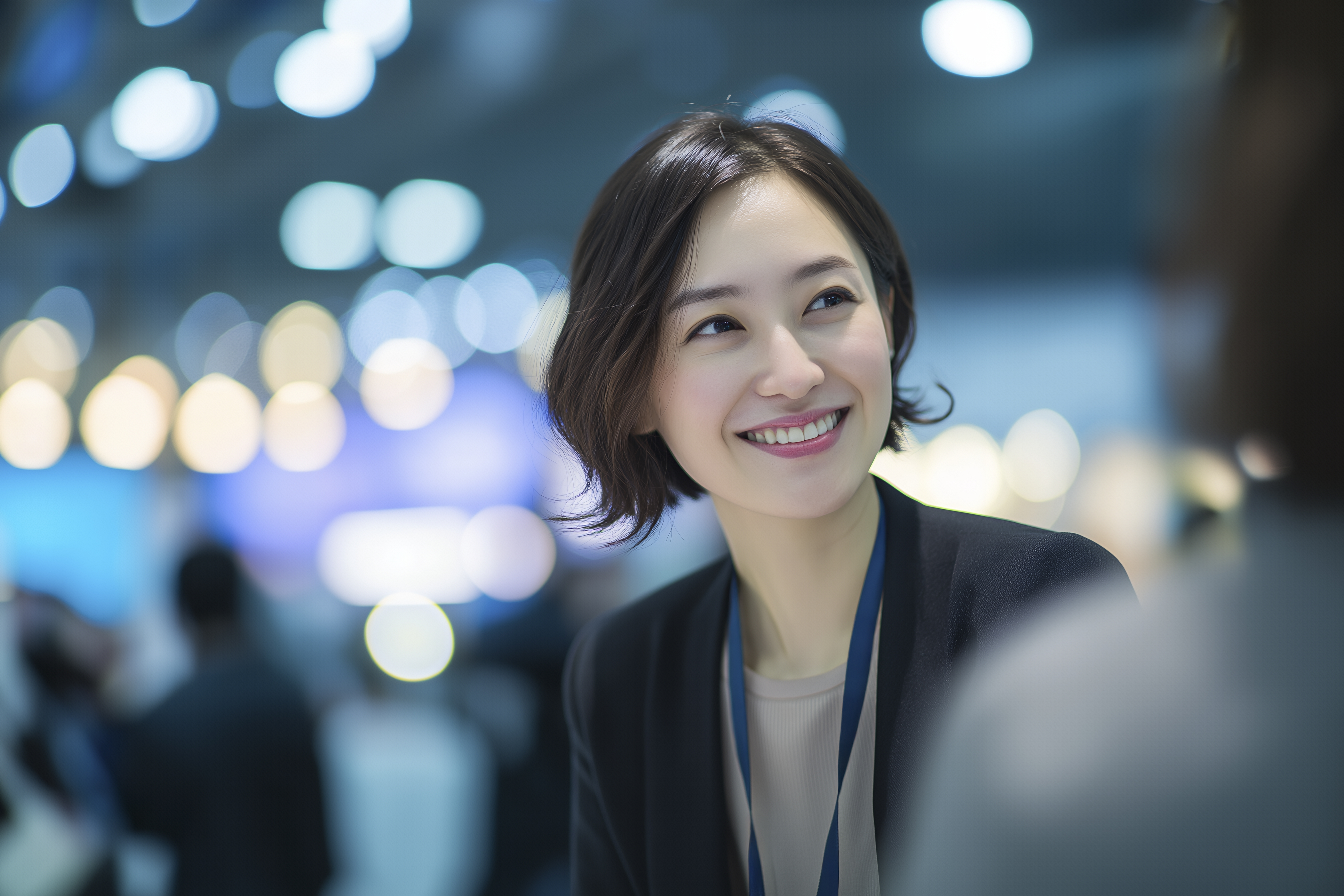 イベント会場に立つ社員